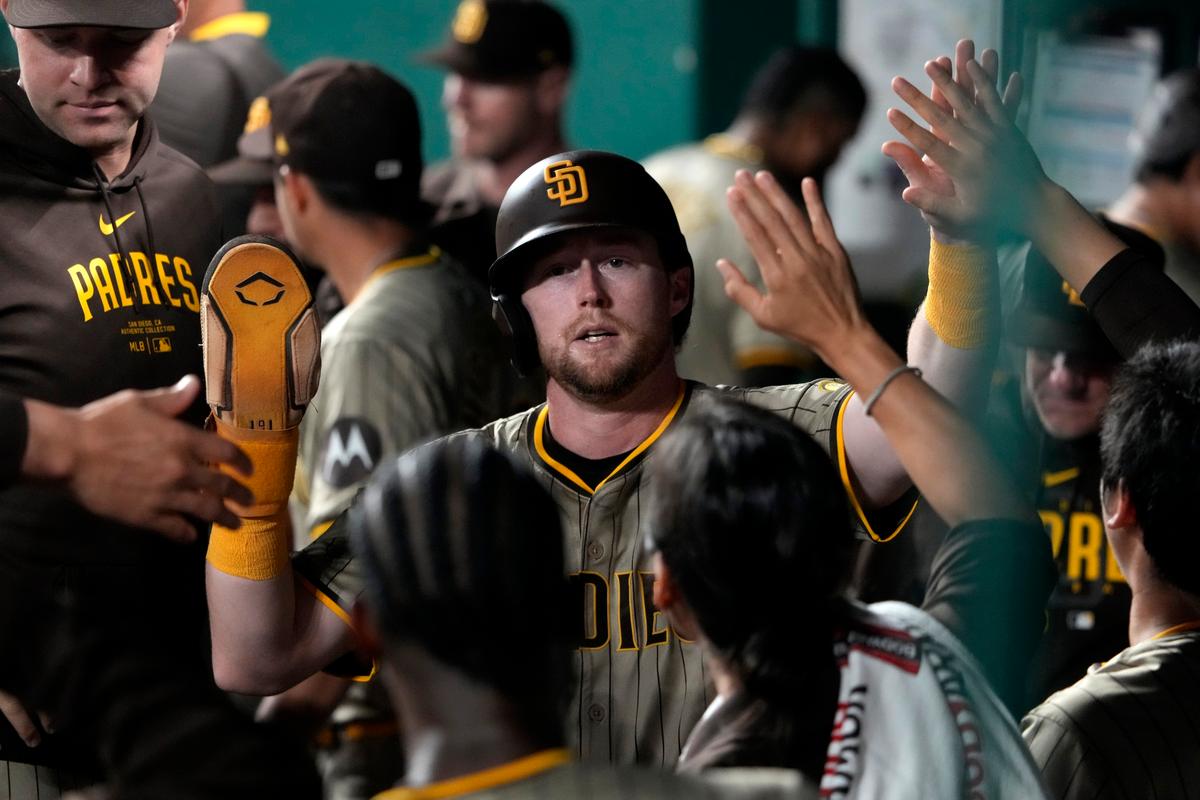 Padres Score Nine in 8th to Top Royals