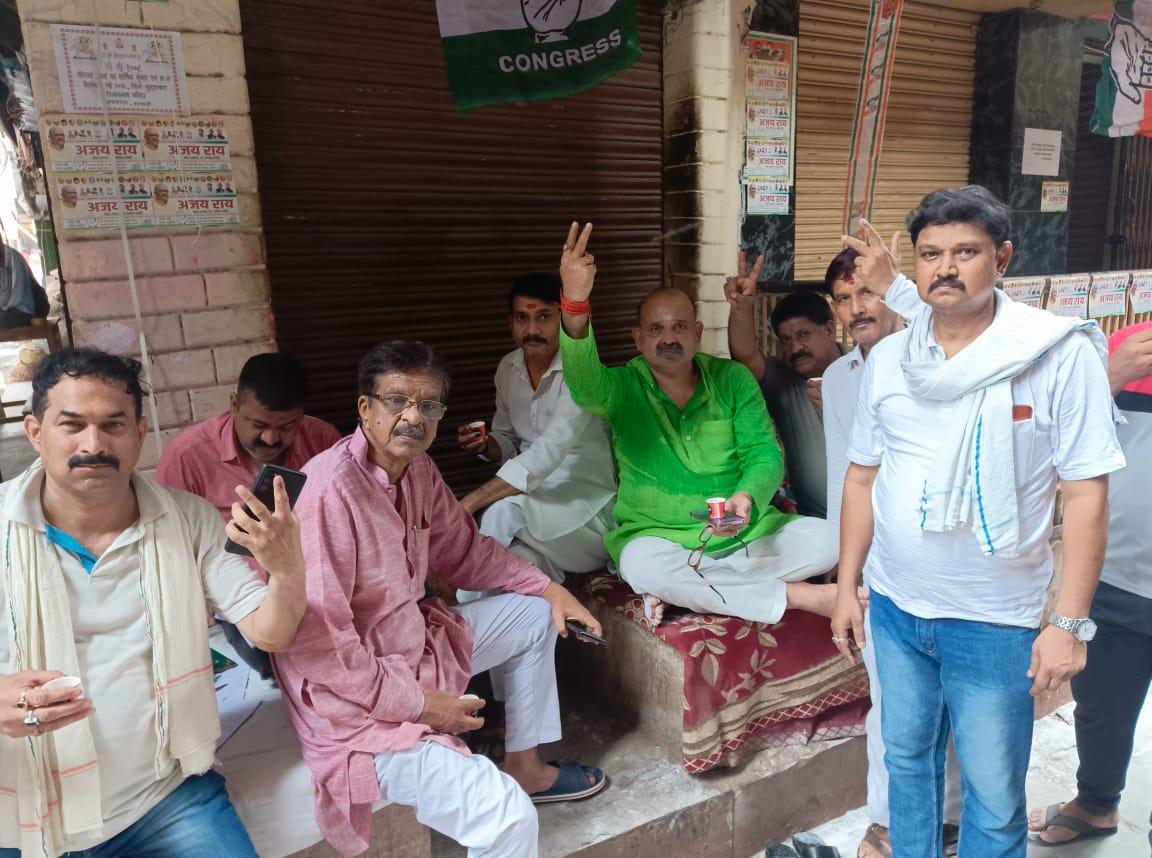 Arvind Kumar Rai, a worker of the INC party, along with other party workers, at a polling booth, in Varanasi, India, on June 1, 2024.. (Venus Upadhayaya/The Epoch Times)