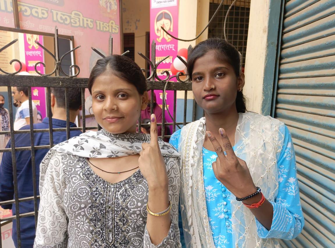 Ragini Kaloujia (L), 20, along with a friend, at a polling station at Varanasi, India, on June 1, 2024. (Venus Upadhayaya/The Epoch Times)