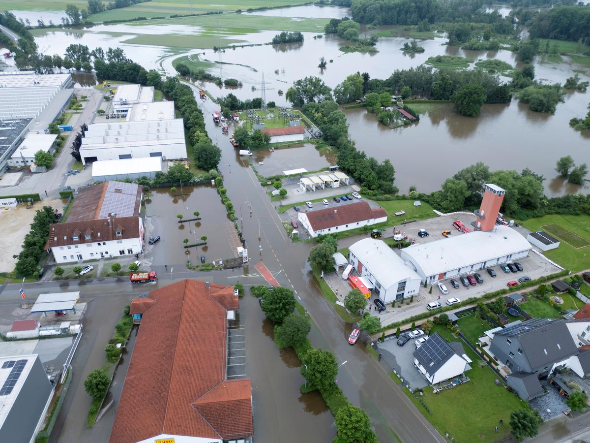 Firefighter Dies and Long-Distance Train Derails Amid Heavy Rains and Flooding in Germany