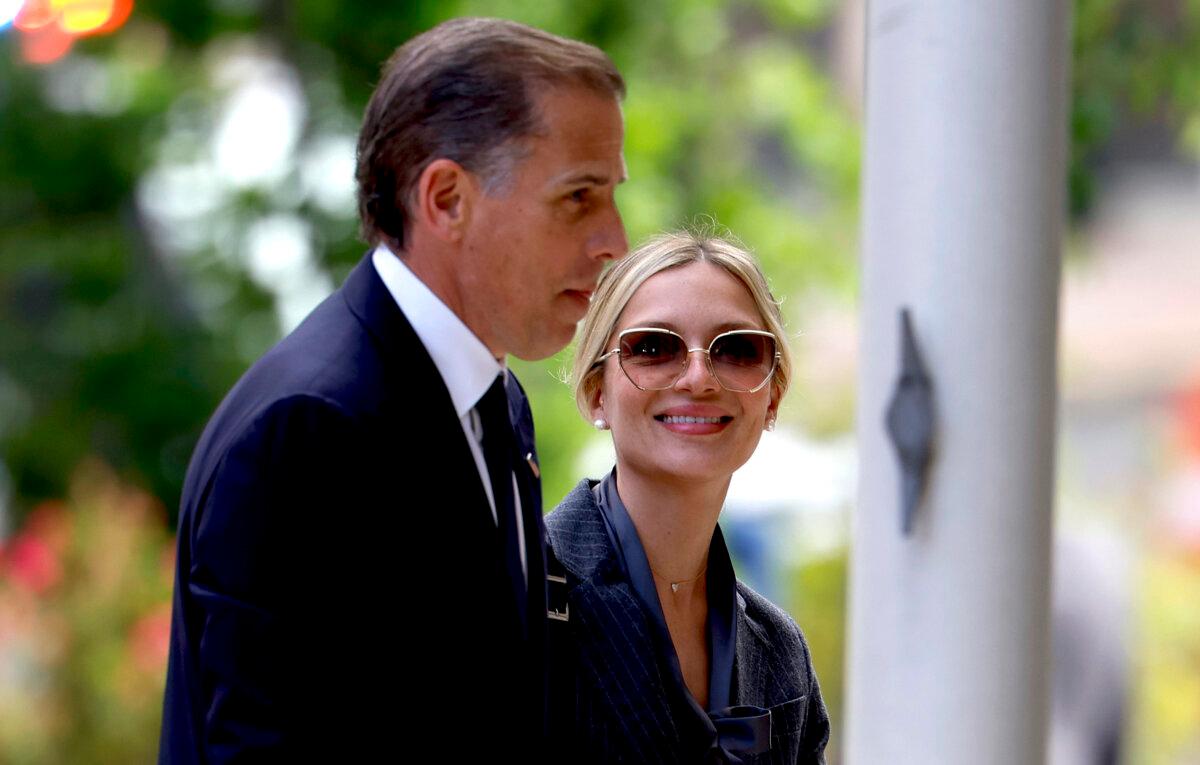 Melissa Cohen Biden looks at her husband, Hunter Biden, as they arrive at the J. Caleb Boggs Federal Building in Wilmington, Del., on June 3, 2024. (Anna Moneymaker/Getty Images)
