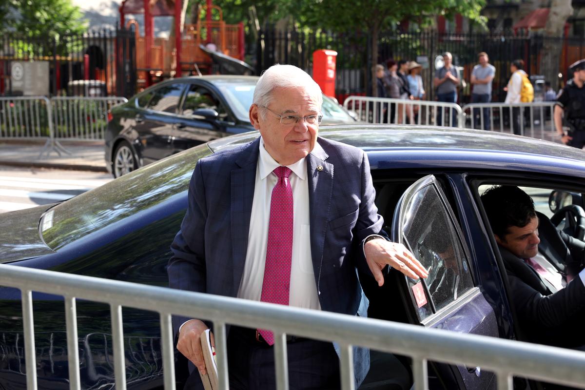 New Jersey Sen. Bob Menendez Files to Run as Independent