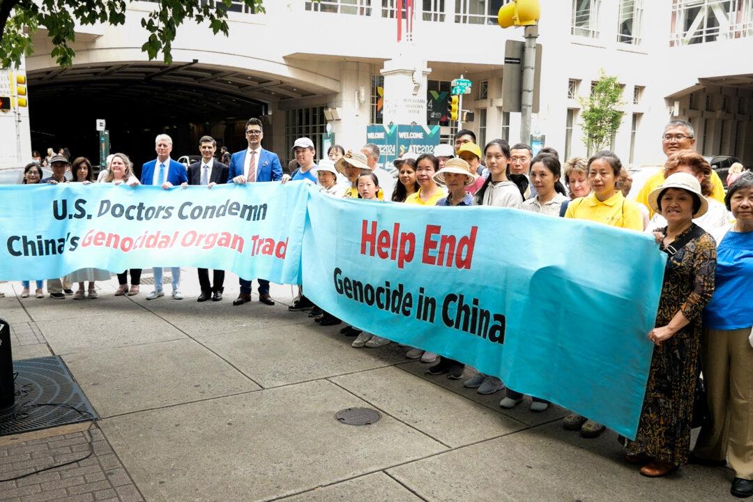 Philadelphia Rally Outside American Transplant Congress Calls to End Forced Organ Harvesting in China
