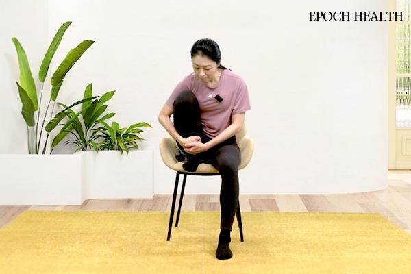 Seated leg hug exercise demonstrated by Amber Lang. (The Epoch Times)