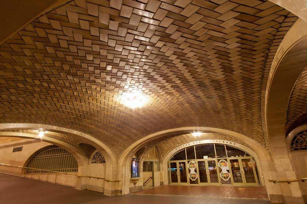 The distinctive tile work in what is known as the Whispering Gallery, due to the space’s unique acoustics, is referred to as “Guastavino” tiles because the patented material and methods used to create the vaulted ceiling are attributed to Spanish tile worker Rafael Guastavino. On each side of this vaulted ceiling are wide arched entrances, a design element prevalent throughout the structure. (Courtesy of Grand Central Terminal)