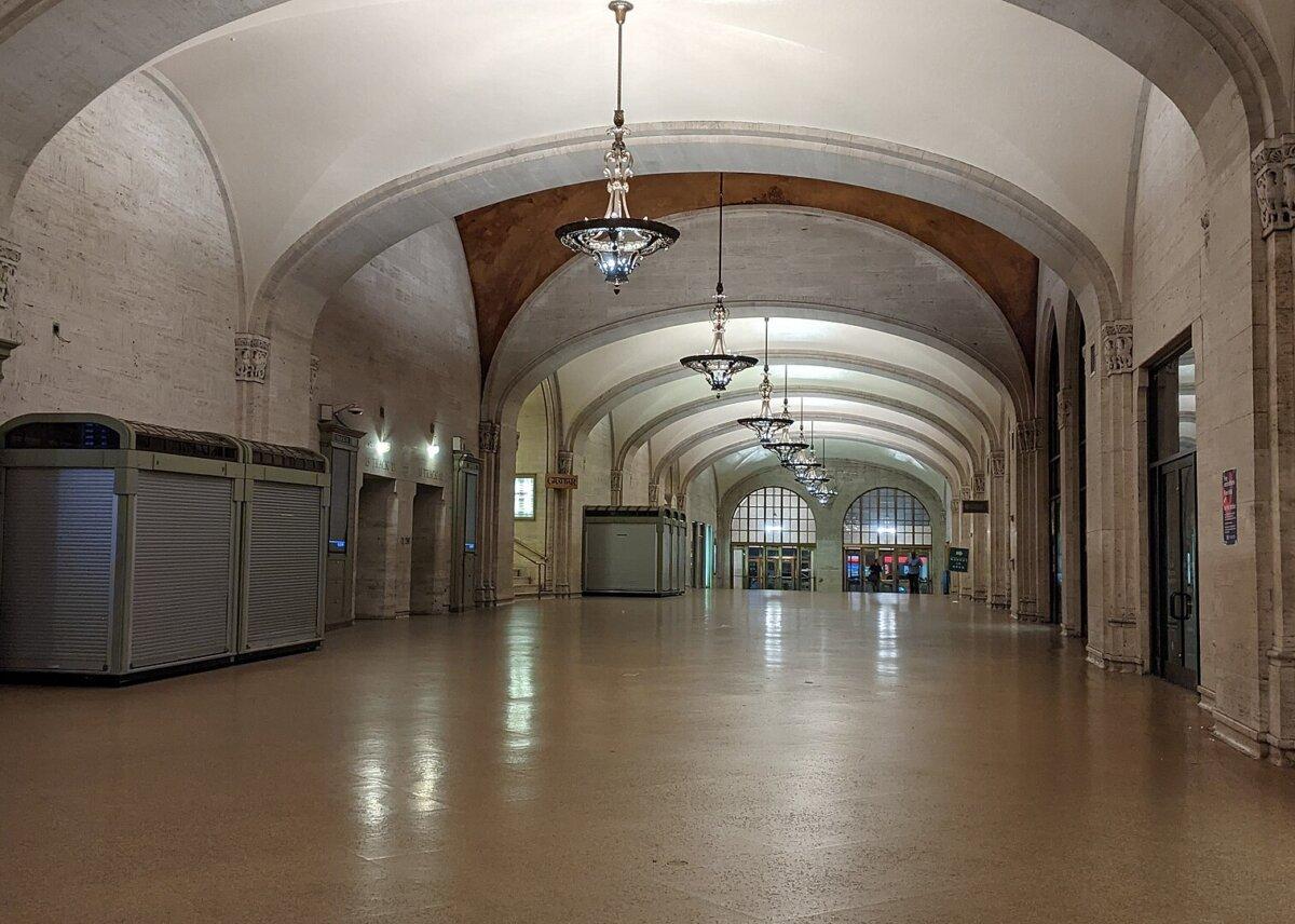 On the first floor of the expansive structure, at its northernmost section, is what is referred to as the Graybar Passage. This area is distinguished by its groin-vault (edge between intersecting vaults) ceiling, seven large transverse travertine arches, and travertine floor. Besides the faux decorative columns lining the passageway, the matching ornamental bronze chandeliers are the only adornment in the neutral-tone space. (<a href="https://commons.wikimedia.org/wiki/User:%E2%B1%AE">Ɱ</a>/ <a href="https://creativecommons.org/licenses/by-sa/4.0">CC BY-SA 4.0</a>)