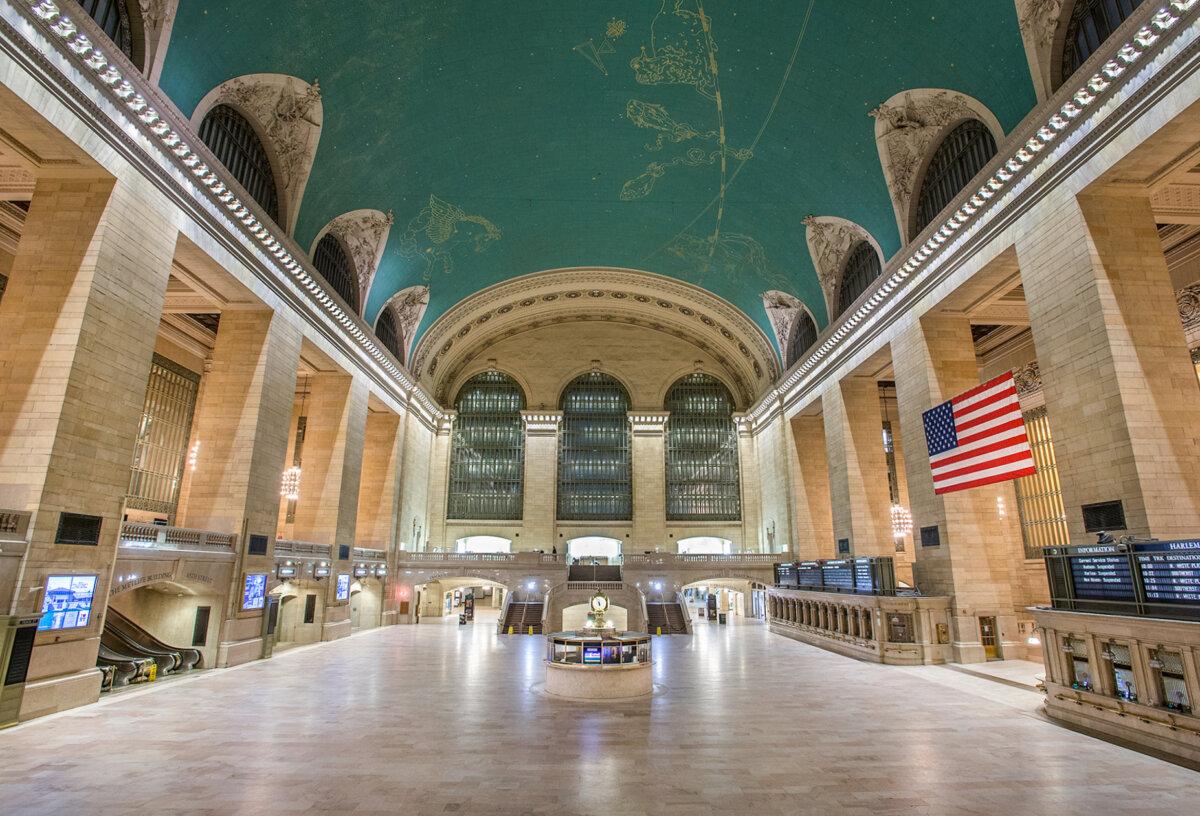 At about three-fourths the size of a football field, the Main Concourse is decorated with intricate moldings and hand-crafted bronze and stone carvings. Tennessee-originated marble covers the floors, Italian Botticino marble was used for wall trim, and limestone makes up the walls. The barrel ceiling showcases a gilded celestial painting, and the space is enhanced by semi-circular ceiling windows as well as three Palladian windows covered in a theatrically ornate arch. (MTA/<a href="https://creativecommons.org/licenses/by/2.0">CC BY 2.0</a>)