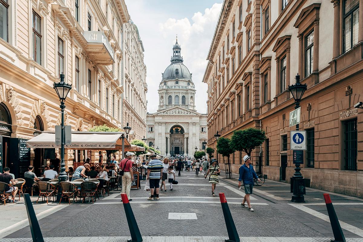 <span style="font-weight: 400;">Whether taking in Baroque architecture or lively pedestrian streets, the Hungarian capital lends itself to exploration on foot. </span>(Ljubomir Žarković/Unsplash)