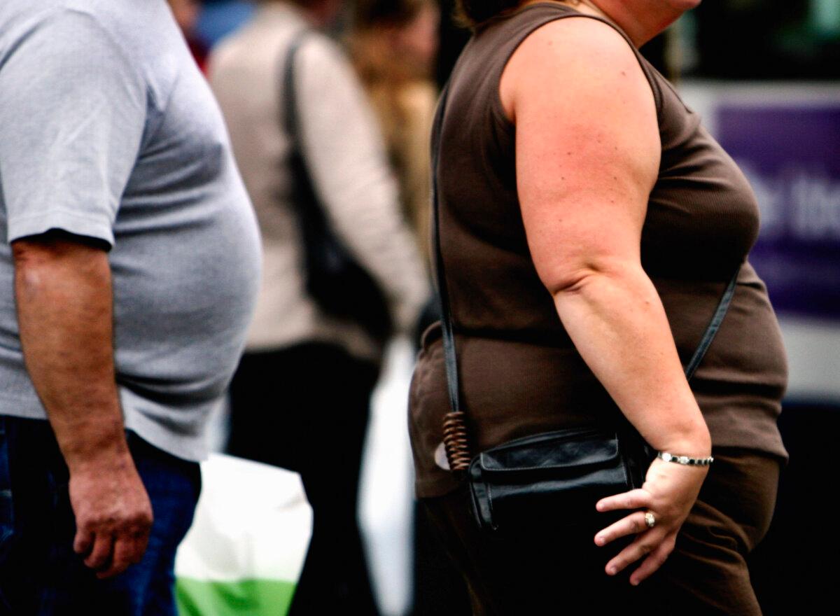 Overweight people walk through the city center in Glasgow, Scotland, on Oct. 10, 2006. (Jeff J. Mitchell/Getty Images)