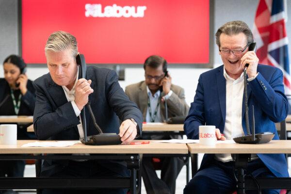 Feargal Sharkey (R) joins Labour leader Sir Keir Starmer (L) to canvass voters by phone on Feb. 15, 2024. (Stefan Rousseau/PA Wire)