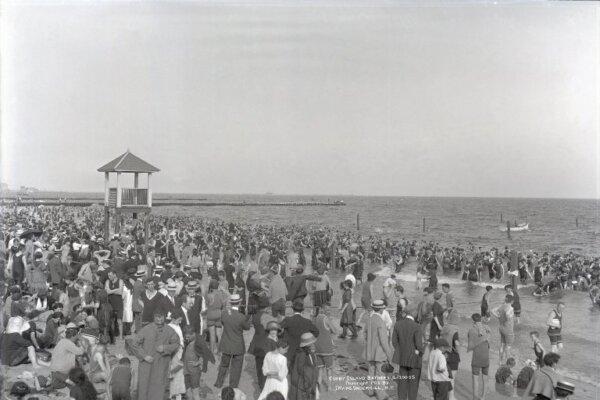 "Bathers in Coney Island," by Irving Underhill, in the Brooklyn Museum collection, New York City. (Public Domain)