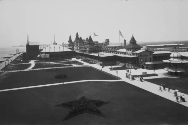 Manhattan Beach Hotel, circa 1905. (Public Domain)