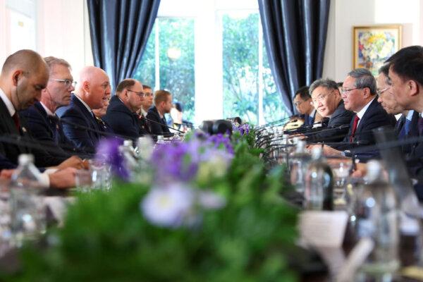 New Zealand Prime Minister Christopher Luxon (3L) attends a meeting with Chinese Premier Li Qiang (3R) at Government House in Wellington, New Zealand, on June 13, 2024. (Hagen Hopkins/Getty Images)