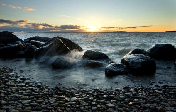 <br/>Views of Lake Winnipeg can be enjoyed from Hecla-Grindstone Provincial Park, located on Manitoba’s mainland peninsula along the west shore of the lake.<br/>(AdeJ Artventure/Shutterstock)