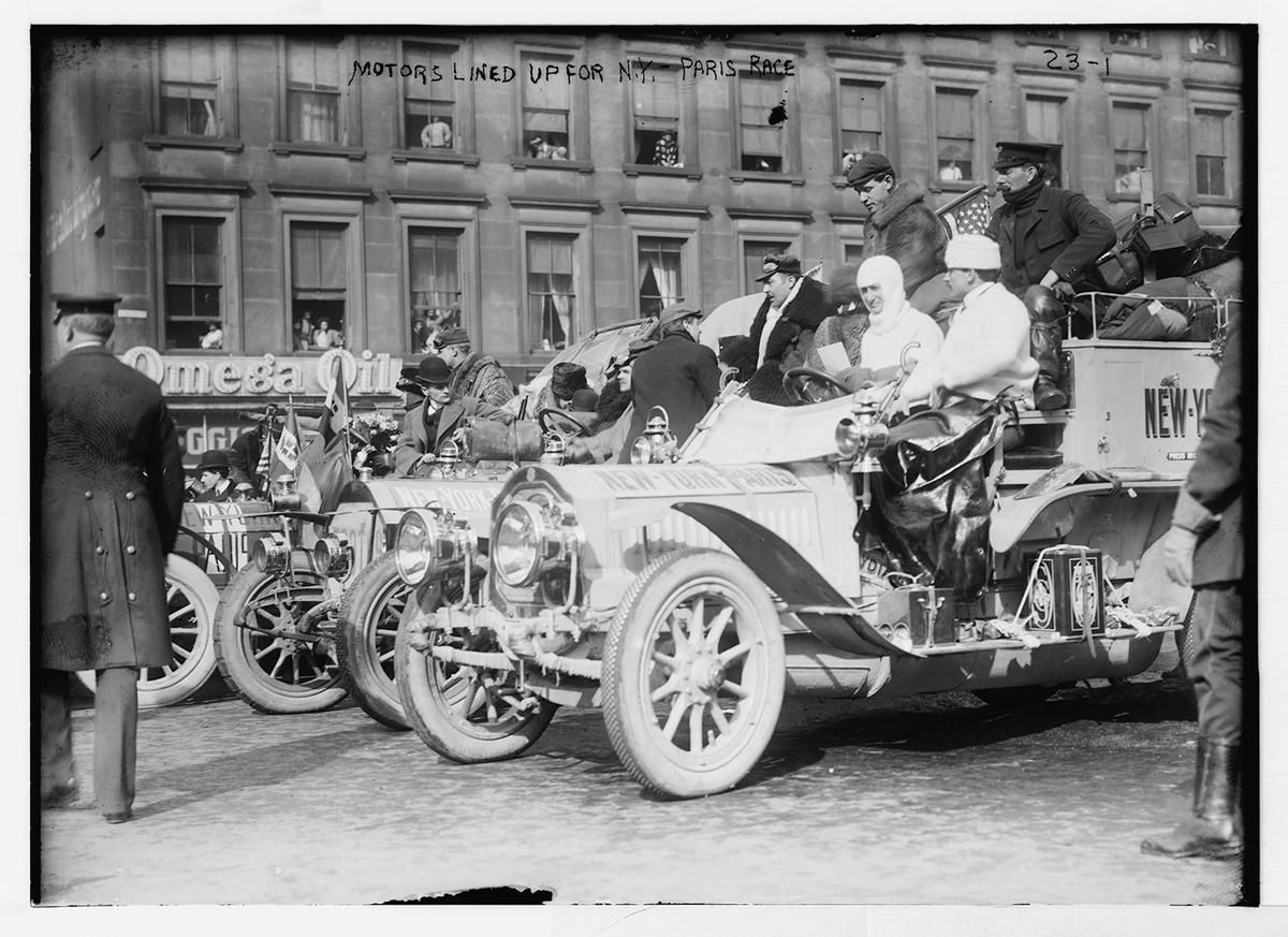 Cars lined up to start the race. Library of Congress. (Public Domain)