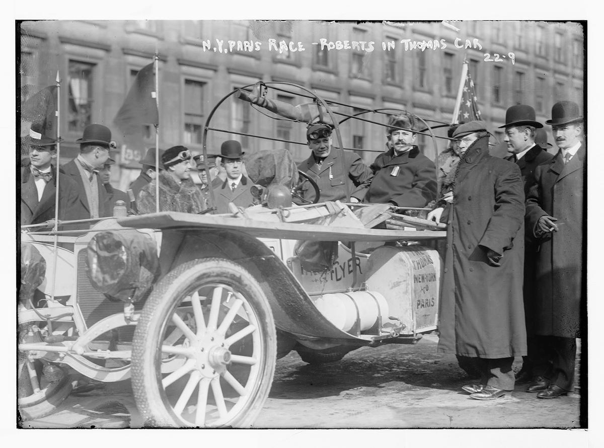 Montague Roberts in the Thomas Flyer. Library of Congress. (Public Domain)