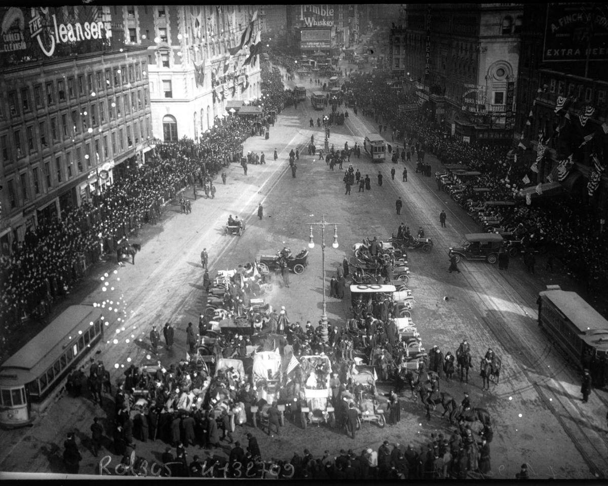 A crowd of onlookers wait for the race to begin after the automobiles are inspected at Times Square. Photographed by Agence Rol. Gallica digital library, National Library of France, Paris. (Public Domain)