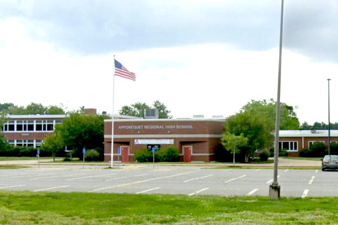 High School President Writes Notes Thanking Fellow Seniors—180 of Them