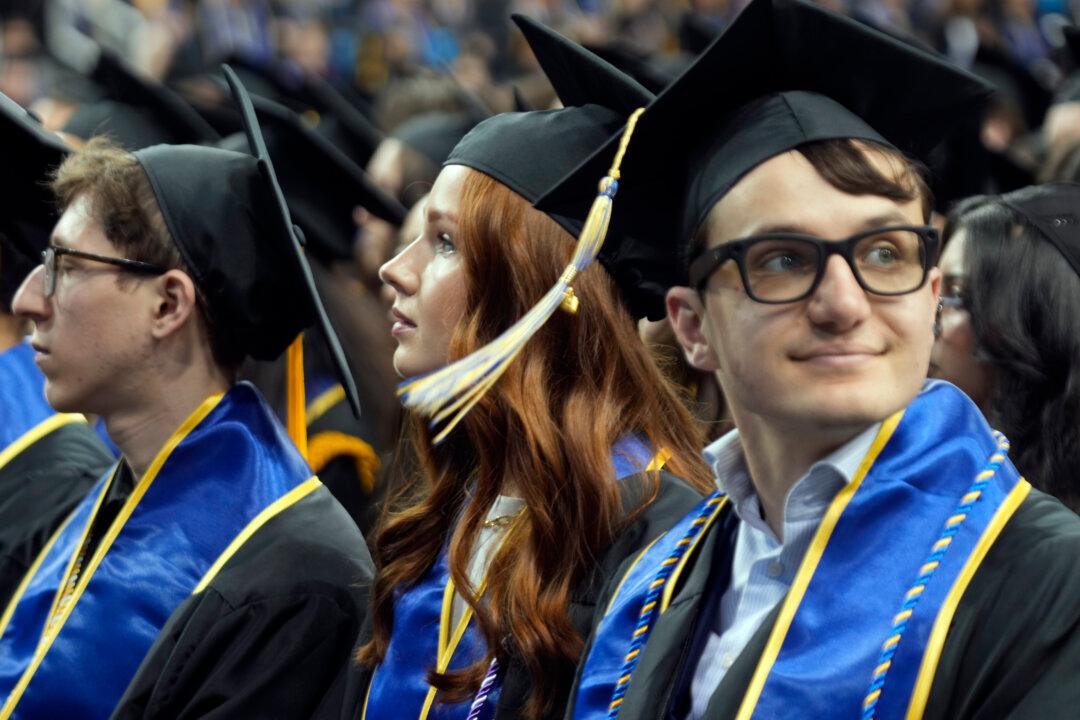 Weekend of Graduation Ceremonies Begins at California Universities Without Major War Protests