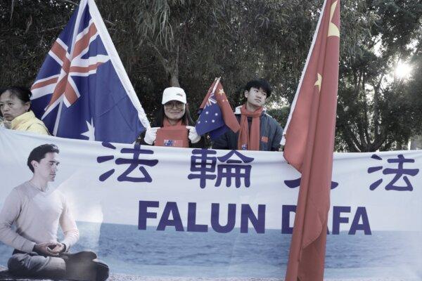 Pro-CCP protestors try to obstruct a banner held by Falun Gong practitioners in Adelaide, Australia, on June 16, 2024. Falun Gong practitioners are persecuted by the communist regime in China. (Yangyang Lu/NTD)
