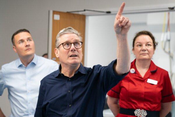 Labour Party leader Sir Keir Starmer (C) and shadow health secretary Wes Streeting (L) meet patients and staff at Bassetlaw Hospital in Nottinghamshire, England, on June 15, 2024. (Stefan Rousseau/PA Wire)