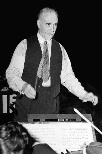 Sir Thomas Beecham rehearsing in 1948. Beecham conducted Munsel's first performance at the Met. Culver Pictures, New York. (Public Domain)