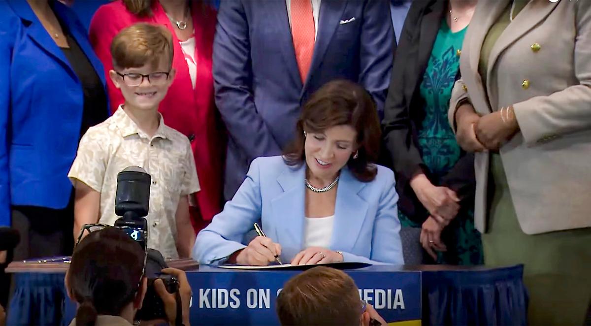 Teachers Divided on Hochul’s Plan to Ban Smartphones in New York Schools