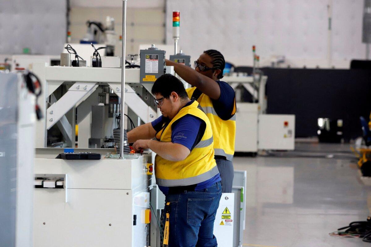 SunPower Corp. equipment technicians install P-Series solar panel technology at a manufacturing plant in Hillsboro, Ore., on Nov. 7, 2018. (Steve Dipaola/File Photo/Reuters)