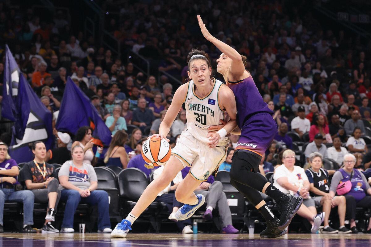 Breanna Stewart #30 of the New York Liberty handles the ball against Diana Taurasi #3 of the Phoenix Mercury during the WNBA game at Footprint Center in Phoenix, Ariz., on June 18, 2024. (Christian Petersen/Getty Images)