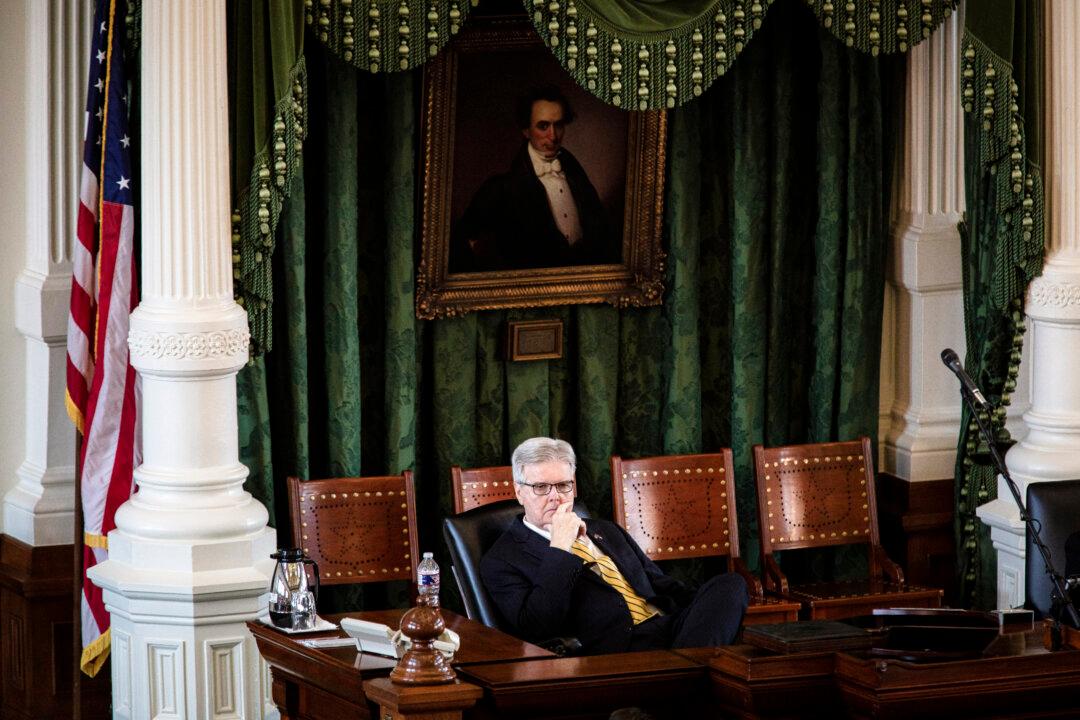 Texas Lt. Governor Vows to Pass Bill Requiring Ten Commandments in Public Schools