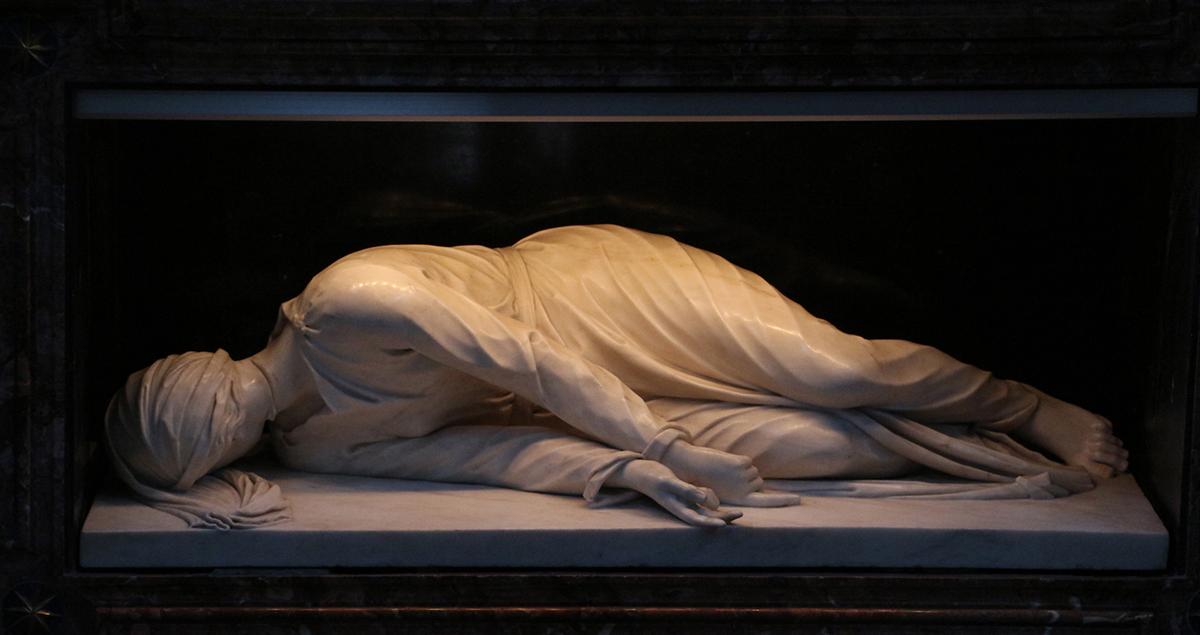 A detail view of Stefano Maderno's St. Cecilia sculpture. (Cropped photo by <a href="https://commons.wikimedia.org/wiki/File:Carlo_maderno,_santa_cecilia_recumbente,_1600,_02.jpg" target="_blank" rel="nofollow noopener">Sailko</a>/<a href="https://creativecommons.org/licenses/by/3.0/deed.en" target="_blank" rel="nofollow noopener">CC BY 3.0</a>)