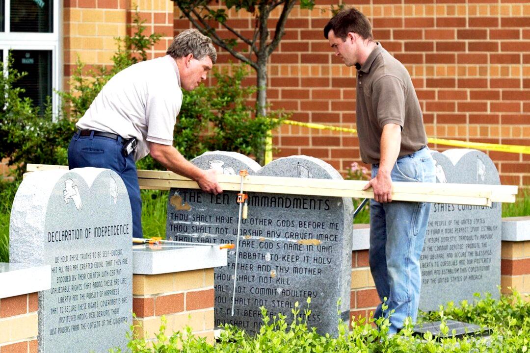 Appeals Court to Reconsider Louisiana Law Requiring Schools to Display Ten Commandments