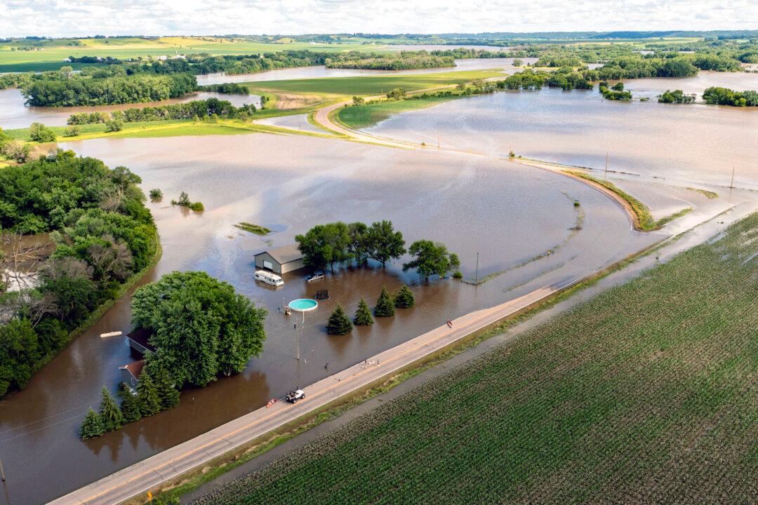 Millions Swelter in Heat Across the US While Floodwaters Inundate Midwest