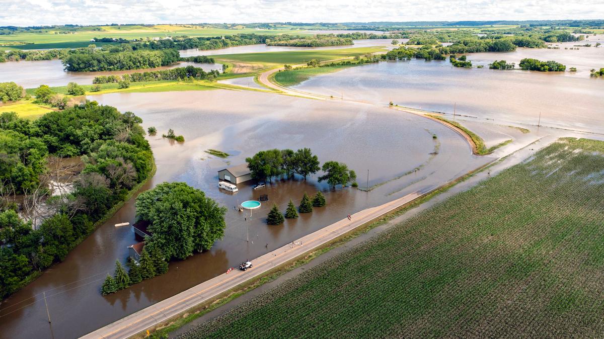 Millions Swelter in Heat Across the US While Floodwaters Inundate Midwest