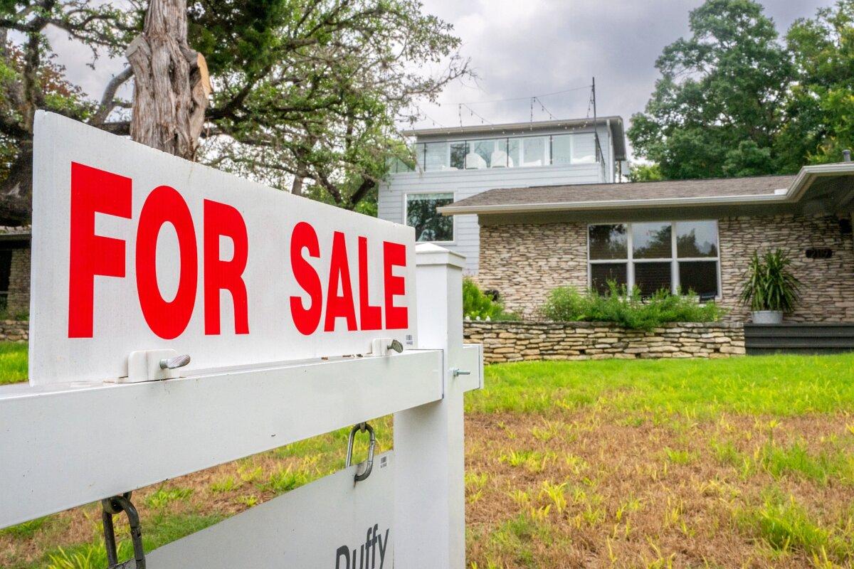 Mortgage Demand Slumps, Rates Rise to Highest Level Since February | USNN World News A home for sale is shown in Austin, Texas, on May 22, 2024. (Brandon Bell/Getty Images)