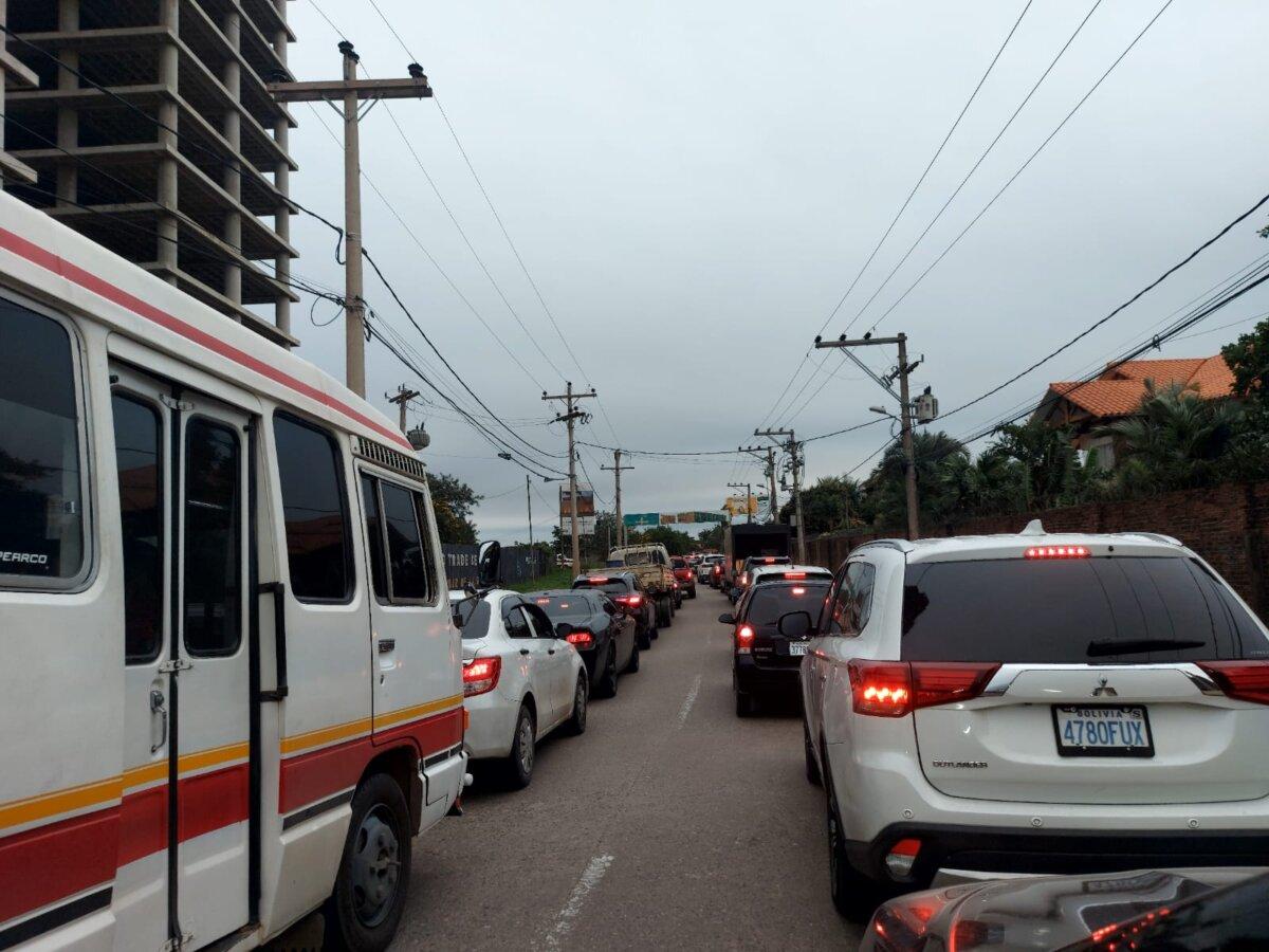Lines of traffic waiting to get into a gas station in Santa Cruz, Bolivia, on June 26, 2024. (Autumn Spredemann/The Epoch Times)