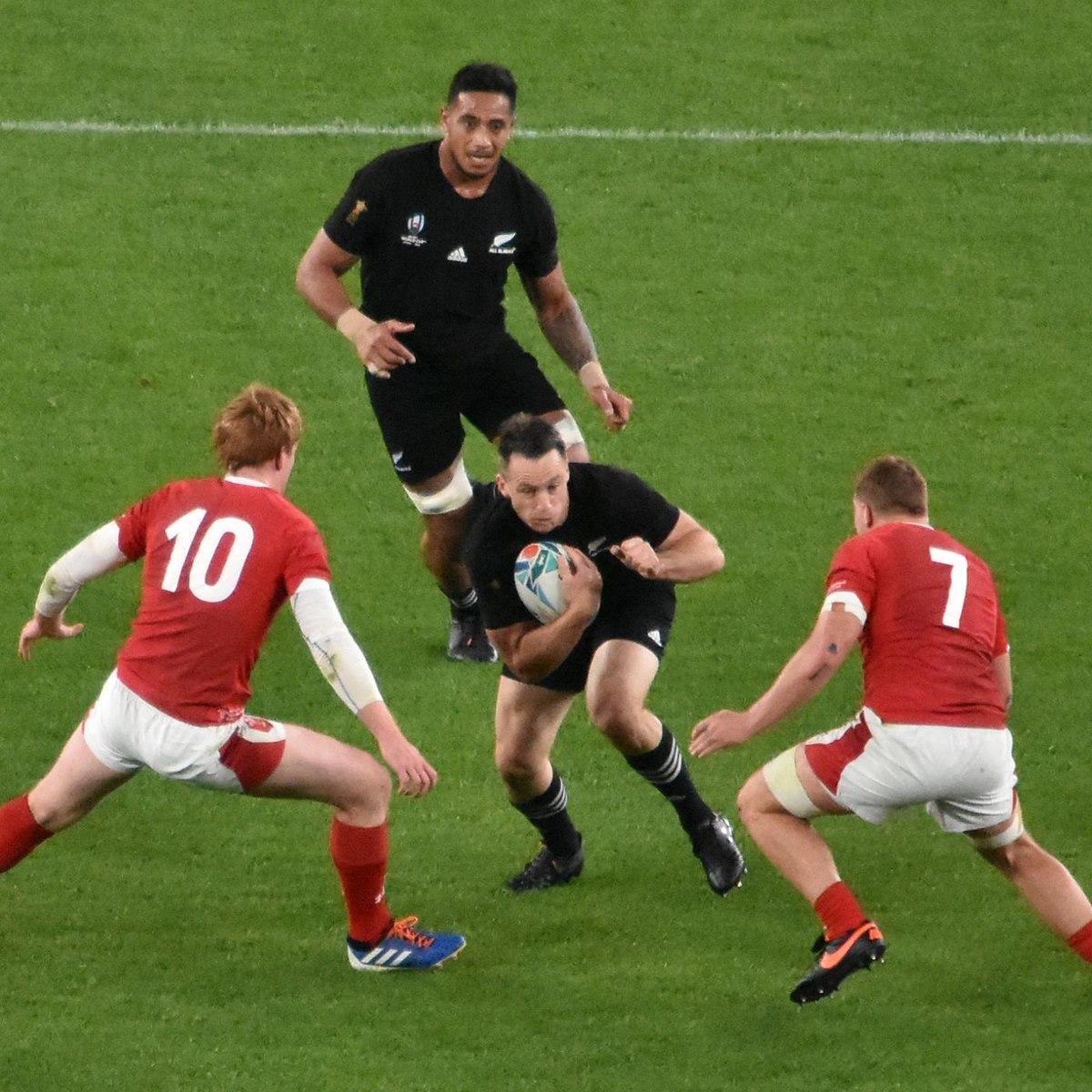 All Blacks team members Ben Smith (front, C) and Shannon Frizell (back) in a 2019 rugby match. (<a href="https://commons.wikimedia.org/wiki/User:%E6%B1%9F%E6%88%B8%E6%9D%91%E3%81%AE%E3%81%A8%E3%81%8F%E3%81%9E%E3%81%86">Tokuzo of Edomura</a>/<a href="https://creativecommons.org/licenses/by-sa/4.0/deed.en">CC BY-SA 4.0</a>)