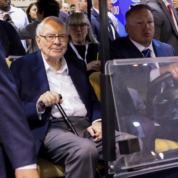 Warren Buffett, Flush With Cash, Also Owns More Treasury Bills Than the Federal Reserve