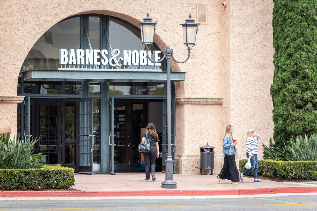 Tourist Killed in Armed Robbery at Upscale Southern California Mall; Suspects Jailed