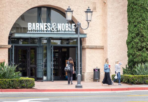 Tourist Killed in Armed Robbery at Upscale Southern California Mall; Suspects Jailed