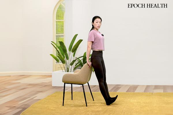 Standing toe raises. (The Epoch Times)