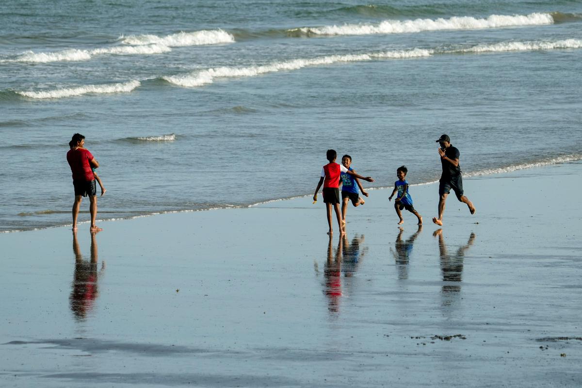 Beryl Regains Hurricane Strength as It Bears Down on Southern Texas