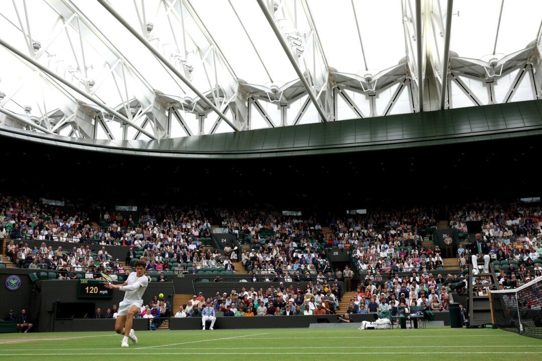 Jannik Sinner Defeats Ben Shelton, Carlos Alcaraz Also Reaches Wimbledon Quarters