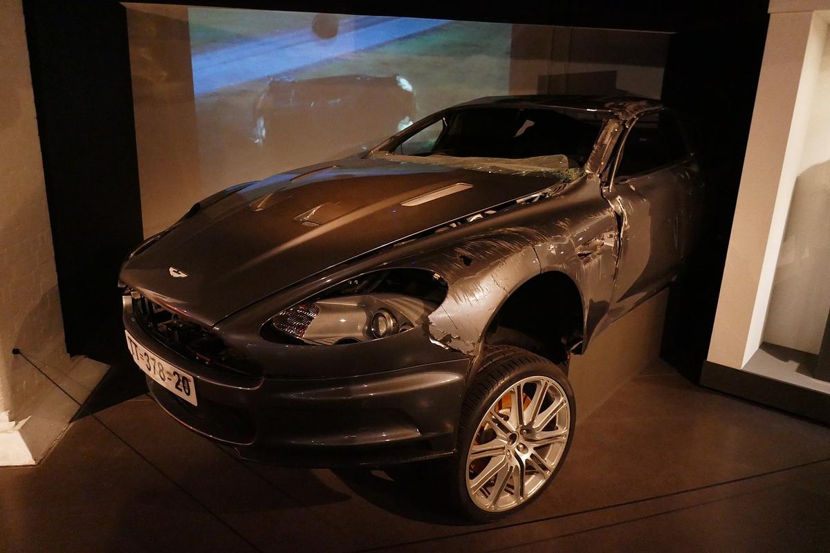 A wrecked car from "Casino Royale" (2006) on display in the London Film Museum. (<a href="https://commons.wikimedia.org/wiki/User:FR">FR</a>/<a href="https://creativecommons.org/licenses/by-sa/4.0/deed.en">CC BY-SA 4.0</a>)