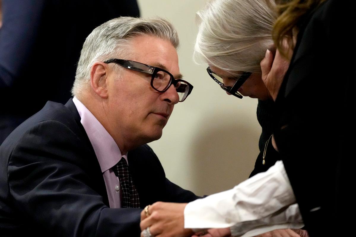Alec Baldwin’s Involuntary Manslaughter Trial Starts With Witnesses Recalling Chaotic Set Shooting