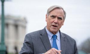 Senators Unveil Bipartisan Bill to Ban Lawmakers From Stock Trading