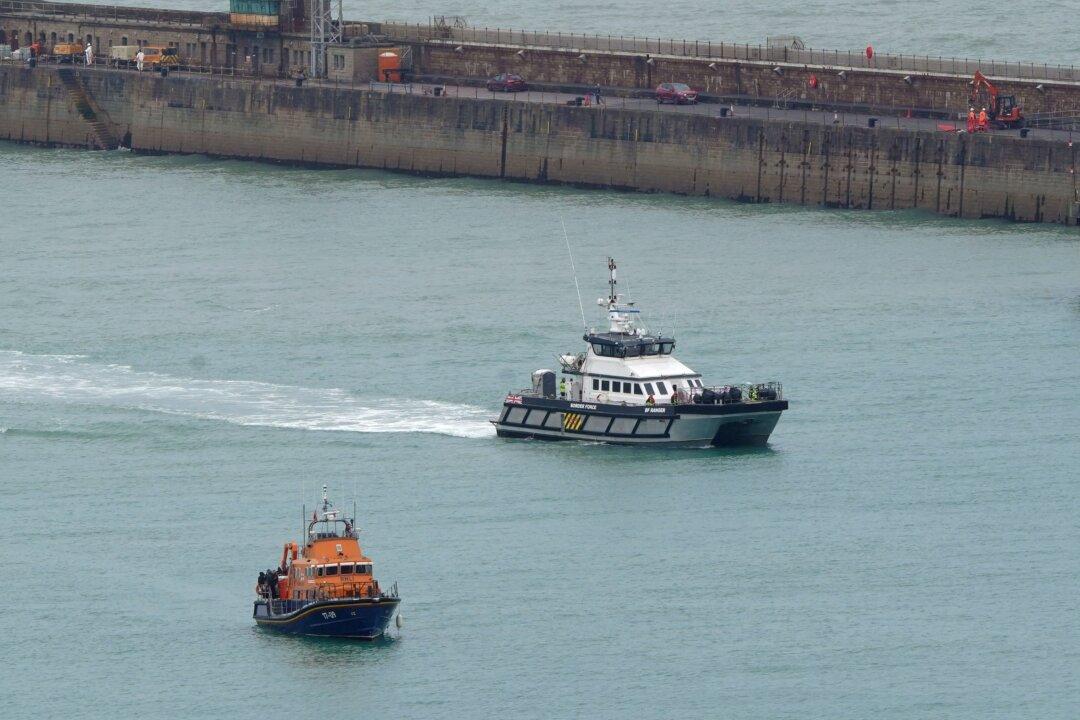 4 Small Boat Migrants Die in English Channel
