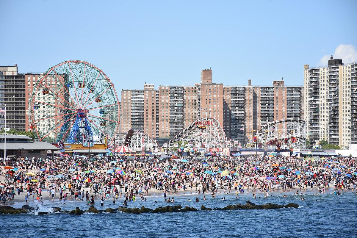 Whether you're on the East or West Coast, you're bound to find a carousel built by Charles Looff. (<a href="https://commons.wikimedia.org/wiki/User:MusikAnimal">MusikAnimal</a>/<a href="https://creativecommons.org/licenses/by-sa/4.0/deed.en">CC BY-SA 4.0</a>)