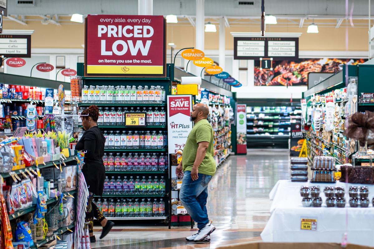 US Consumer Sentiment Falls to Lowest Level in 8 Months: Survey