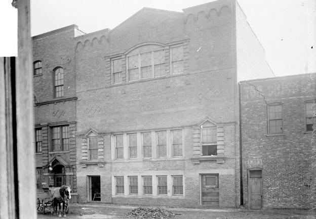 Hull House Women's Club building on Polk Street in 1905. (Public Domain)